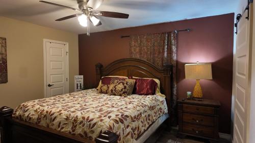 麦卡伦Spacious 4BR 3Baths Near Airport and La Plaza Mall的一间卧室，里面有一张床和一个吊扇