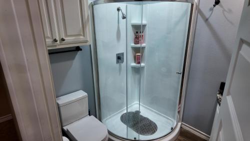 麦卡伦Spacious 4BR 3Baths Near Airport and La Plaza Mall的浴室内配有淋浴和卫生间