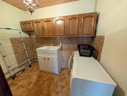 eine kleine Küche mit einer Spüle und einer Theke in der Unterkunft Villa Mousse, Maison 4Ch 6 Lits à 17 min du Futuroscope in La Celle-sous-Gouzon