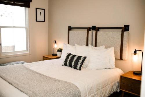 Una cama o camas en una habitación de Family Getaway Near Yosemite - Downtown Mariposa