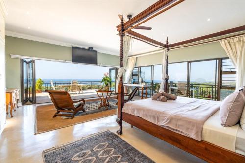 Un dormitorio con una cama y un balcón con vista al mar. en Fairway Wood, en Durban
