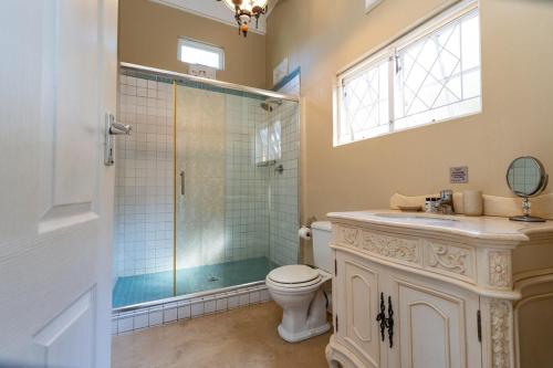ダーバンにあるFairway Woodのシャワー、トイレ、洗面台を備えたバスルーム