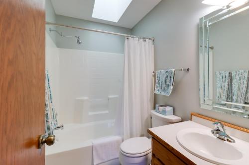 Vannituba majutusasutuses Work and Play Pet-Friendly Fargo Home 6 Mi to Dtwn