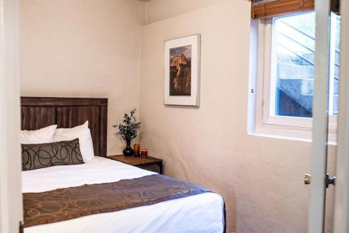 a bedroom with a bed and a window at Charming Yosemite Basecamp - Walk to Downtown in Mariposa