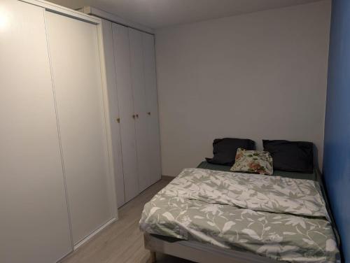 Ένα ή περισσότερα κρεβάτια σε δωμάτιο στο Chambre avec douche privative