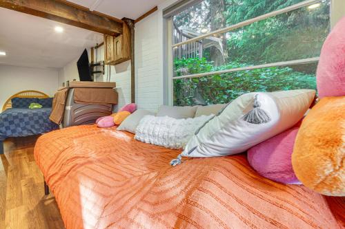 Χώρος καθιστικού στο Hot Tub, Trails and Tranquil Views! Cozy SeaTac Spot