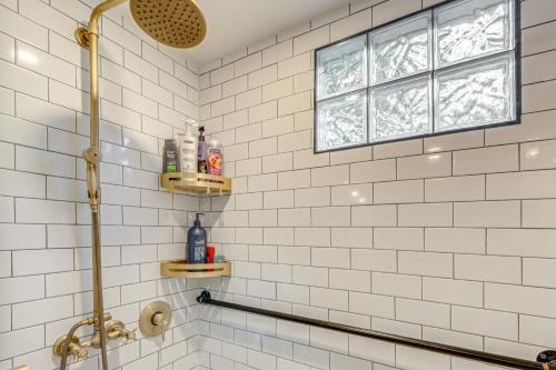 Ένα μπάνιο στο Hot Tub, Trails and Tranquil Views! Cozy SeaTac Spot