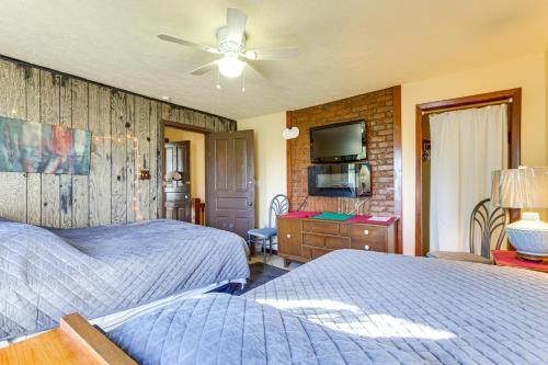 Ένα ή περισσότερα κρεβάτια σε δωμάτιο στο 5 Mi to the Jumonville Cross Home with Fenced Yard