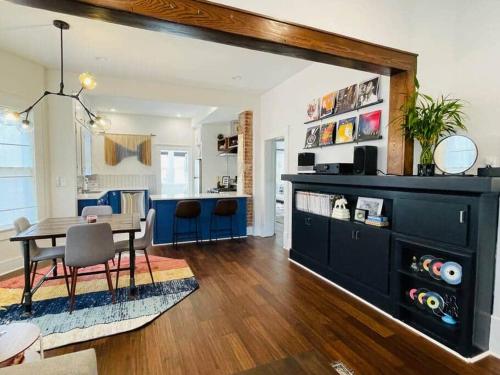 Köök või kööginurk majutusasutuses The Owen Bungalow - Uptown/Paseo OKC