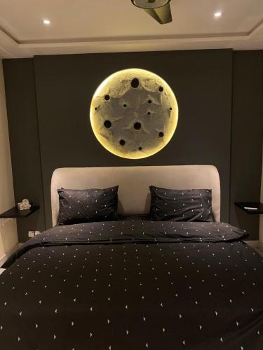 Ένα ή περισσότερα κρεβάτια σε δωμάτιο στο Luniq 1 BR Self Check-in Gulberg MM Alam