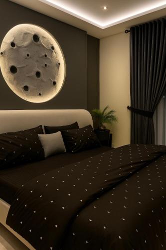 Ένα ή περισσότερα κρεβάτια σε δωμάτιο στο Luniq 1 BR Self Check-in Gulberg MM Alam