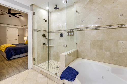 Vannituba majutusasutuses Hot Tub, Sauna and Game Room Group Gem in Houston