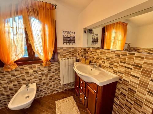 ein Badezimmer mit zwei Waschbecken und einem Spiegel in der Unterkunft Brixia Garda Homes in Rezzato