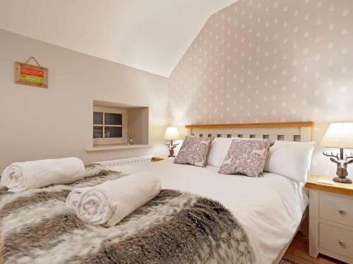 Eglinghamにある3 Bed in Ellingham 90380の白いシーツが敷かれたベッドが2つある寝室