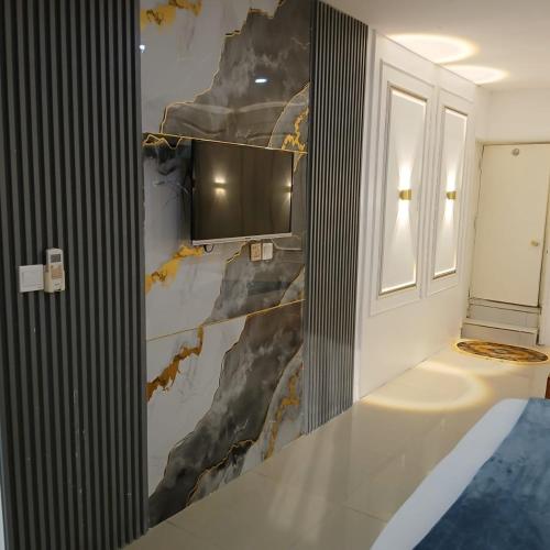 a bathroom with a wall with a stone wall at Residence Annapurna Indian in Dakar