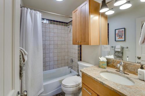 une salle de bain avec toilettes, lavabo et baignoire dans l'établissement Ski, Hike and Fish! Beautiful Retreat Near Taos, à Valdez