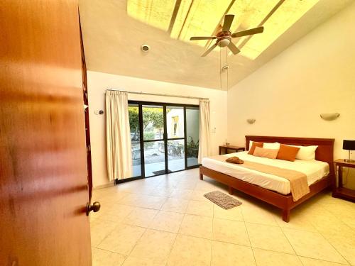 Postel nebo postele na pokoji v ubytování Beachfront apartment with swimming pool. One bedroom