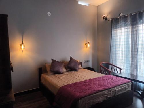 ein Schlafzimmer mit einem Bett und einem Tisch und einem Fenster in der Unterkunft Grand Sapphire Resorts & Travels Idukki in Idukki