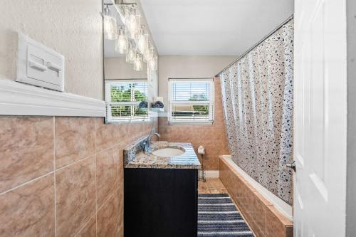 Koupelna v ubytování Private 5BR Oasis with Pool Near Clearwater Beach