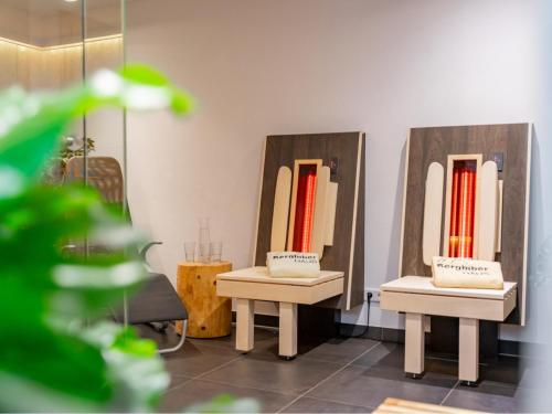 Un vestidor con dos espejos y una silla en BergbiberHAUS XL, en Piesendorf