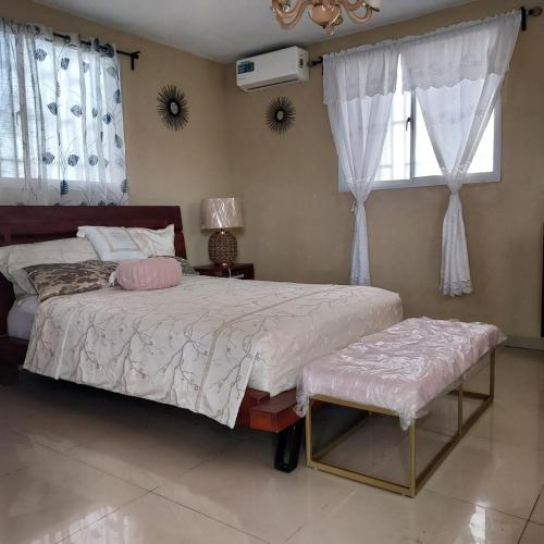 Postel nebo postele na pokoji v ubytování Chez Francoise your home away from home