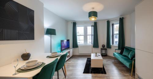 Elegant & Stylish City Apartment photo 6