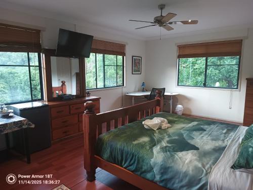 Gallery image of Quand0ng Valley Inn The Waterfall Room in Minynon