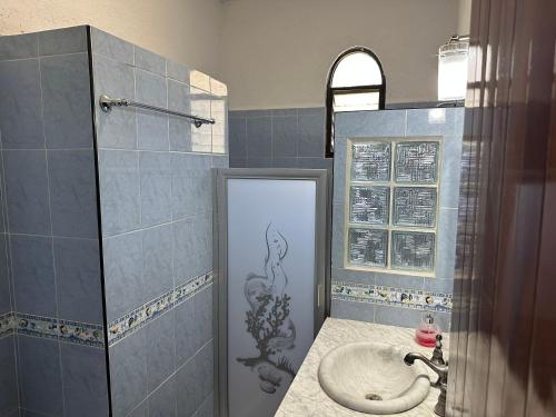 a bathroom with a sink and a shower at Casa Fátima in Tequesquitengo
