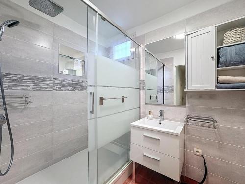 Ένα μπάνιο στο Apt serenity home 2 bedrooms paris cercy pontoise