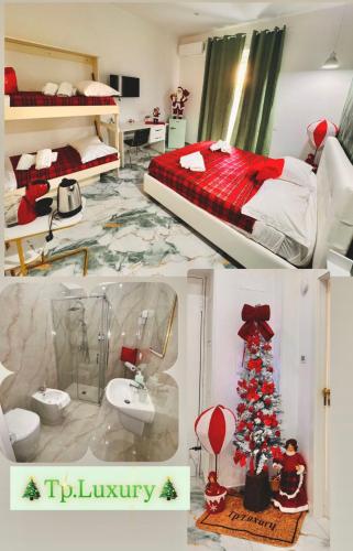 ein Zimmer mit einem Weihnachtsbaum und ein Schlafzimmer in der Unterkunft Tp luxury in Neapel