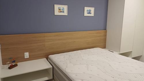 ein kleines Schlafzimmer mit einem Bett und einem Tisch in der Unterkunft Villa sol e mar, seu refúgio em Muro Alto in Ipojuca