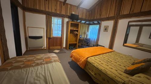 a bedroom with two beds in a room at Chacra Kaiken Lodge in Perito Moreno