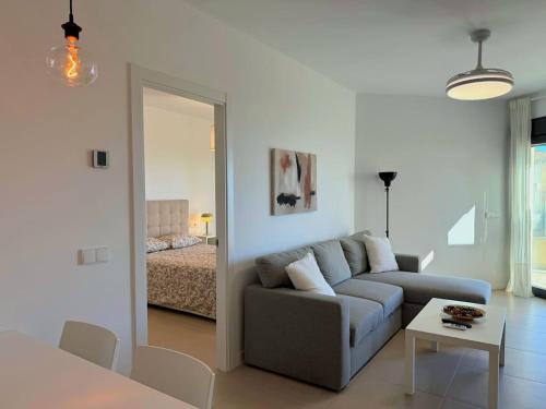 Ένα ή περισσότερα κρεβάτια σε δωμάτιο στο 1º línea de playa con vistas, piscina & parking