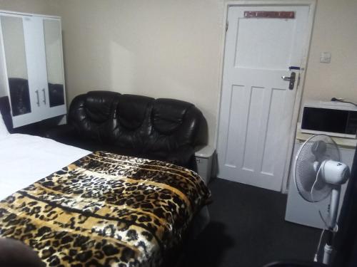 Ένα ή περισσότερα κρεβάτια σε δωμάτιο στο AwayHome Guest Rooms