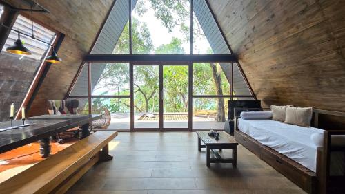 Ένα ή περισσότερα κρεβάτια σε δωμάτιο στο The Love Triangle - Glamping at Karuna El Nido