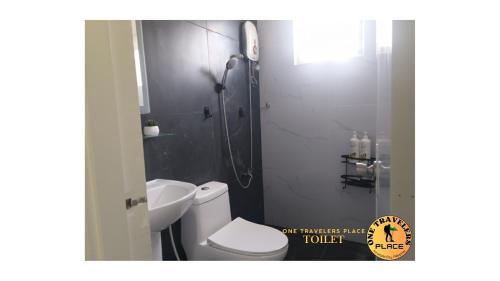 ein Badezimmer mit Toilette und Dusche in der Unterkunft One Travelers Place in Koronadal