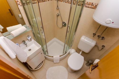 Ένα μπάνιο στο Apartments with parking space Gata, Omis - 6033