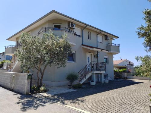 Apartments with parking space Fazana - 7252