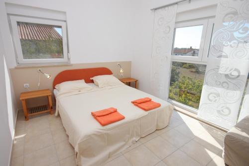 Apartments with parking space Fazana - 7252