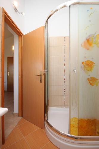 Apartments with parking space Fazana - 7252