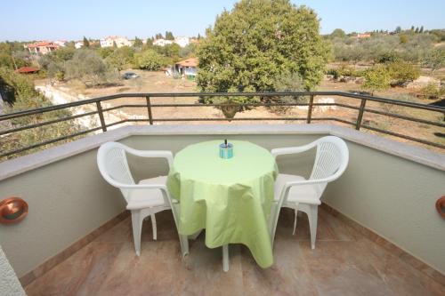Apartments with parking space Fazana - 7252