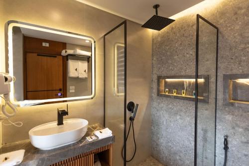 Un baño con lavabo y ducha en ONE GATE Pyramids View INN, en El Cairo