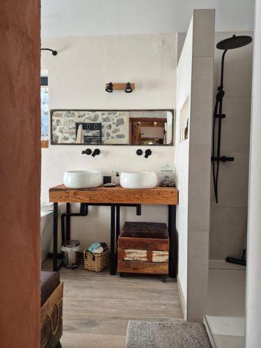 un bagno con un bancone in legno con due lavandini di Naëlo Chartreuse a Biviers