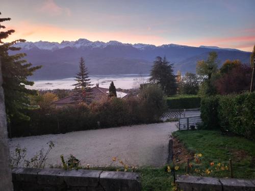 vista su un fiume con montagne sullo sfondo di Naëlo Chartreuse a Biviers