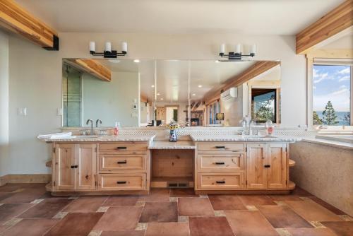 ein Badezimmer mit zwei Waschbecken und einem großen Spiegel in der Unterkunft Bella Casa - North Lake Tahoe in Tahoe City