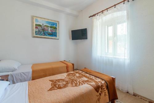 En eller flere senge i et værelse på Seaside holiday house Pucisca, Brac - 14003