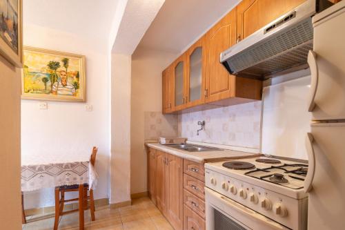 Køkken eller tekøkken på Seaside holiday house Pucisca, Brac - 14003