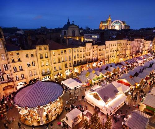 eine Gruppe von Weihnachtsmärkten in einer Stadt bei Nacht in der Unterkunft Appartement cosy proche centre, marché de Noël in Metz