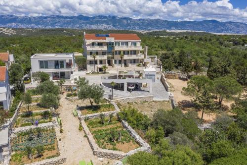 Family-friendly apartments with swimming pool Novalja, Pag - 14274