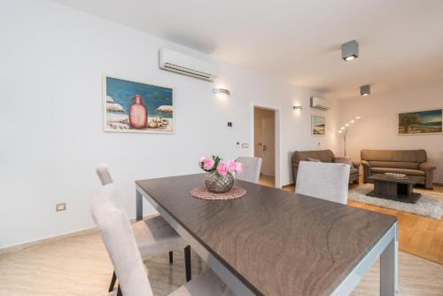 Family-friendly apartments with swimming pool Novalja, Pag - 14274